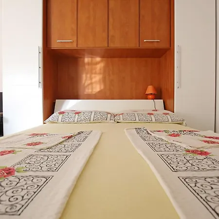 Tina P Apartment Vir